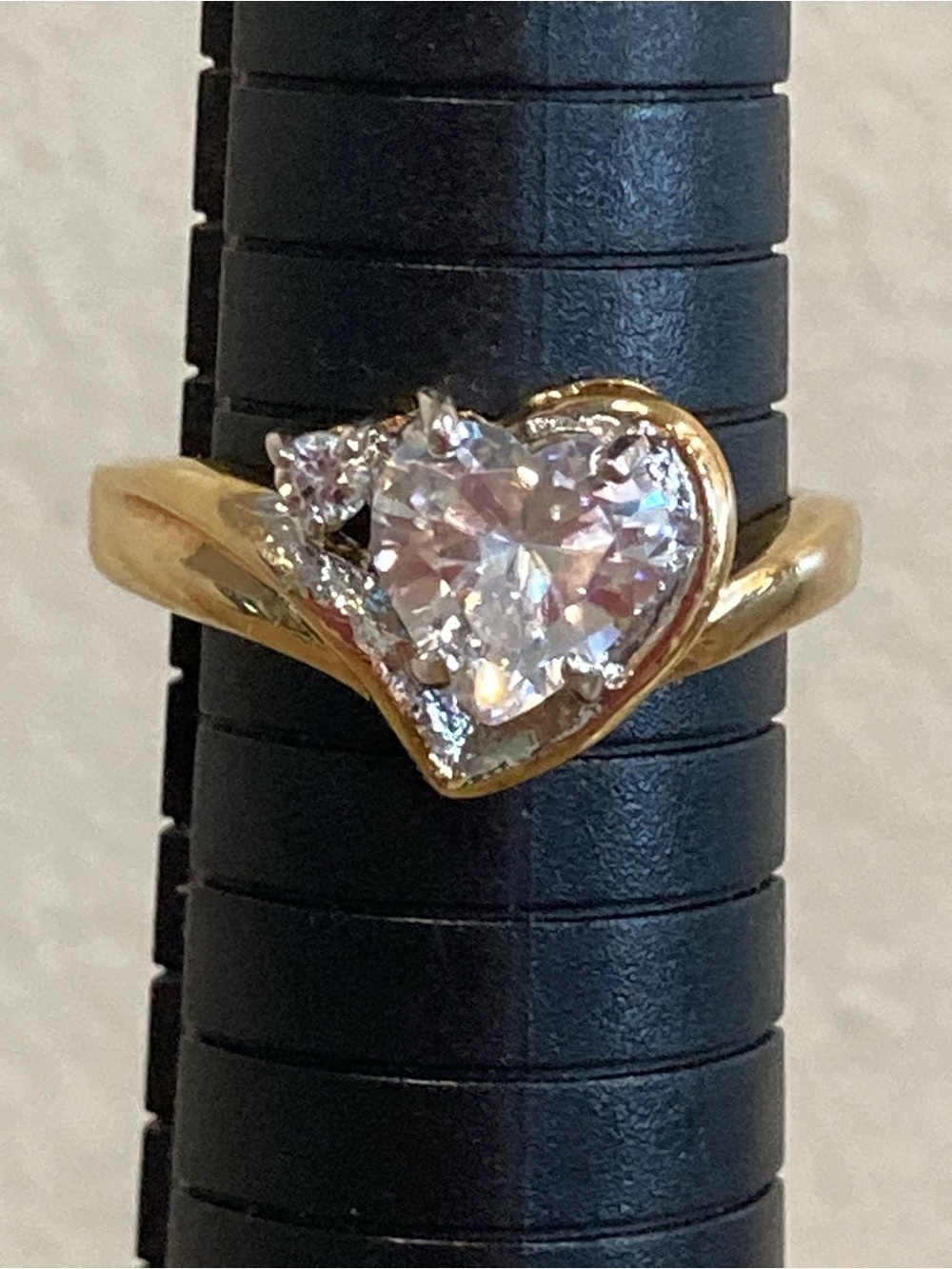 Gold Tone Heart-Center Ring Costume Jewelry Size 9 - Picture 6 of 17
